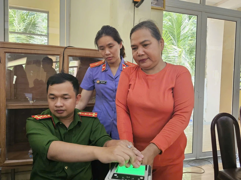 Lần đầu có căn cước công dân, người đàn ông bật khóc: 'Tôi sẽ cưới vợ' Lần đầu có căn cước công dân, người đàn ông bật khóc: 'Tôi sẽ cưới vợ'
