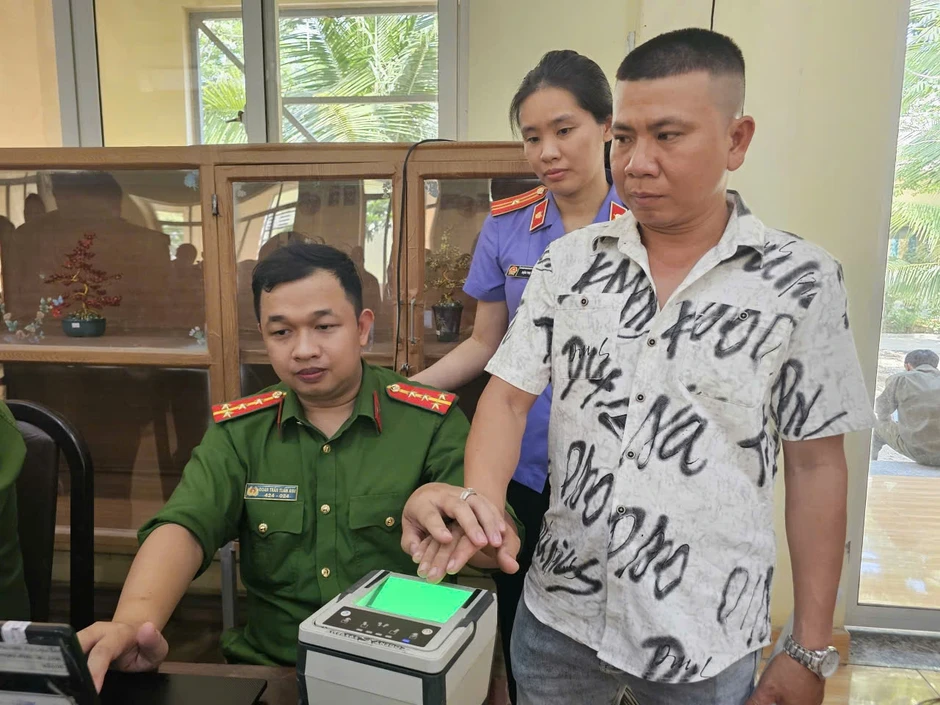 Lần đầu có căn cước công dân, người đàn ông bật khóc: 'Tôi sẽ cưới vợ' Lần đầu có căn cước công dân, người đàn ông bật khóc: 'Tôi sẽ cưới vợ'