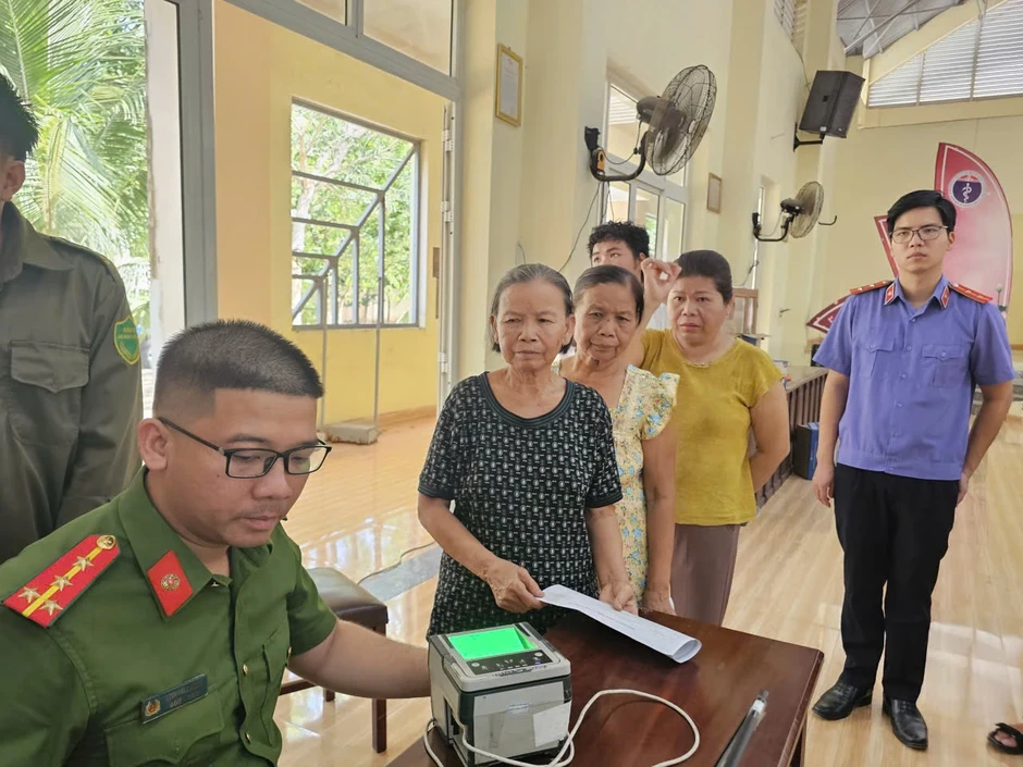 Lần đầu có căn cước công dân, người đàn ông bật khóc: 'Tôi sẽ cưới vợ' Lần đầu có căn cước công dân, người đàn ông bật khóc: 'Tôi sẽ cưới vợ'