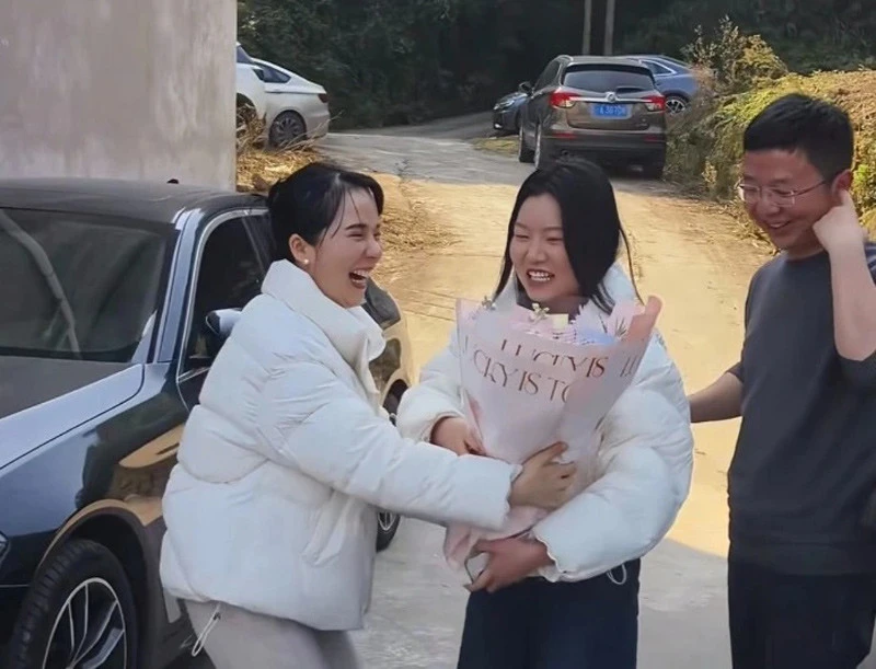 Lần đầu về ra mắt nhà bạn trai, cô gái được 30 người xếp hàng chào đón