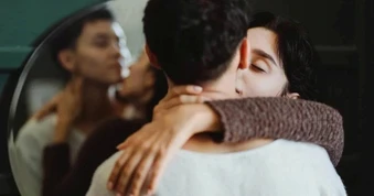 Lén lút đi gặp người yêu cũ, tôi bàng hoàng khi nghe chồng hỏi một câu