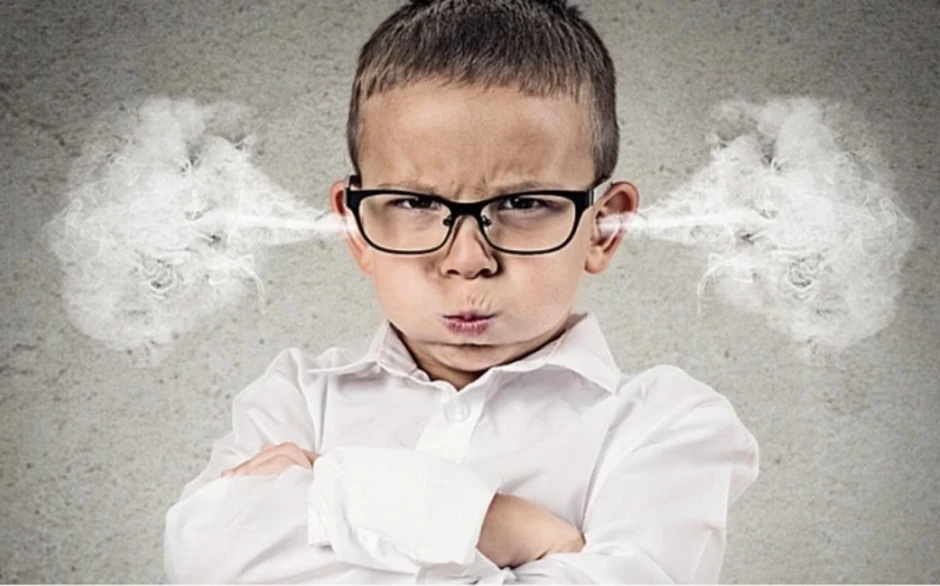 Lý do trẻ ngoan với người lạ nhưng bướng bỉnh với cha mẹ