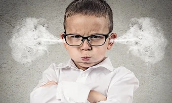 Lý do trẻ ngoan với người lạ nhưng bướng bỉnh với cha mẹ