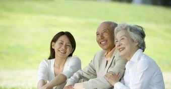 Mai mối mẹ ruột cho bố chồng, tôi không ngờ cả nhà náo loạn