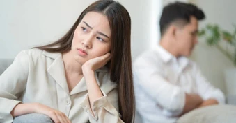 Mẹ chồng cho tiền xây nhà nhưng chưa sang tên đất, tôi có nên làm?