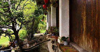 Mẹ chồng lên thăm cháu cả tháng không về, con dâu tìm cách đuổi khéo