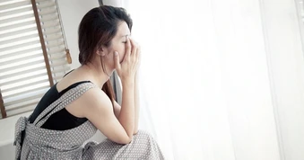 Mẹ đơn thân không cho người yêu chạm vào người vì xấu hổ