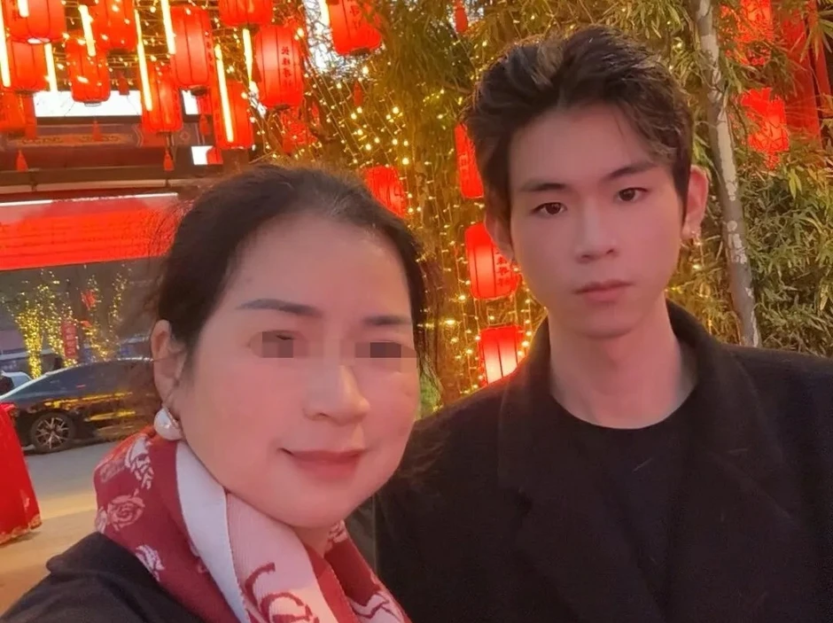 Mẹ hiến tạng con trai 23 tuổi cứu 7 người, lời từ biệt gây xúc động Mẹ hiến tạng con trai 23 tuổi cứu 7 người, lời từ biệt gây xúc động