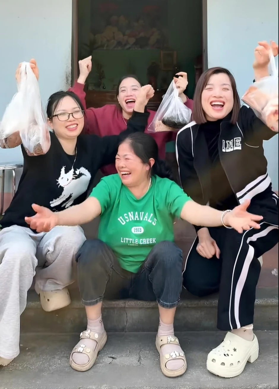 Mẹ kế 30 năm nuôi 4 con chồng Mẹ kế 30 năm nuôi 4 con chồng