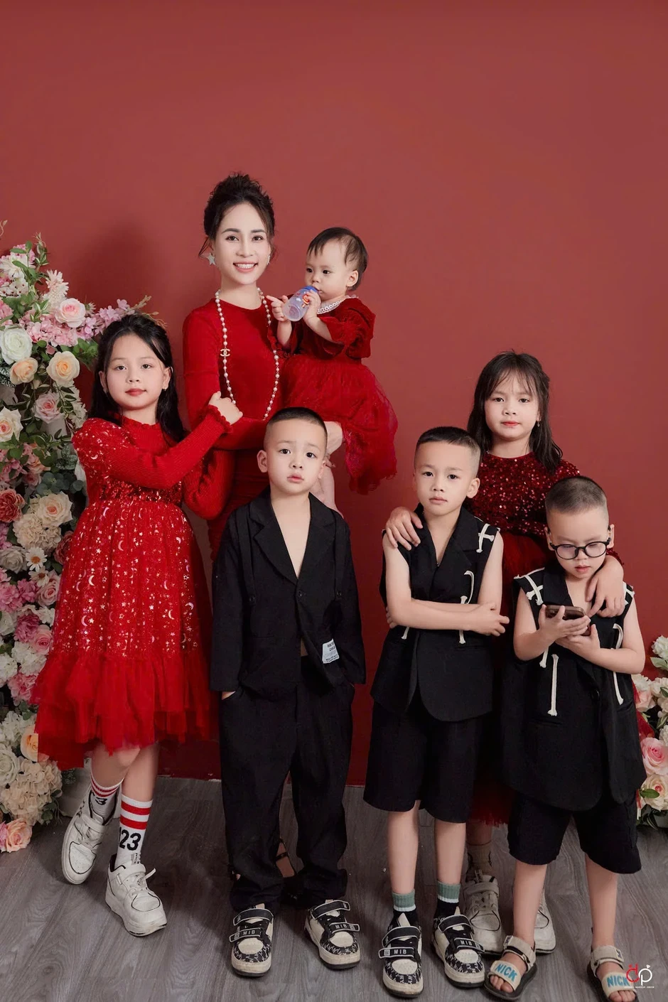 Mẹ ở Nghệ An sinh 6 lần trong 8 năm, tiền nuôi con 60 triệu/tháng Mẹ ở Nghệ An sinh 6 lần trong 8 năm, tiền nuôi con 60 triệu/tháng