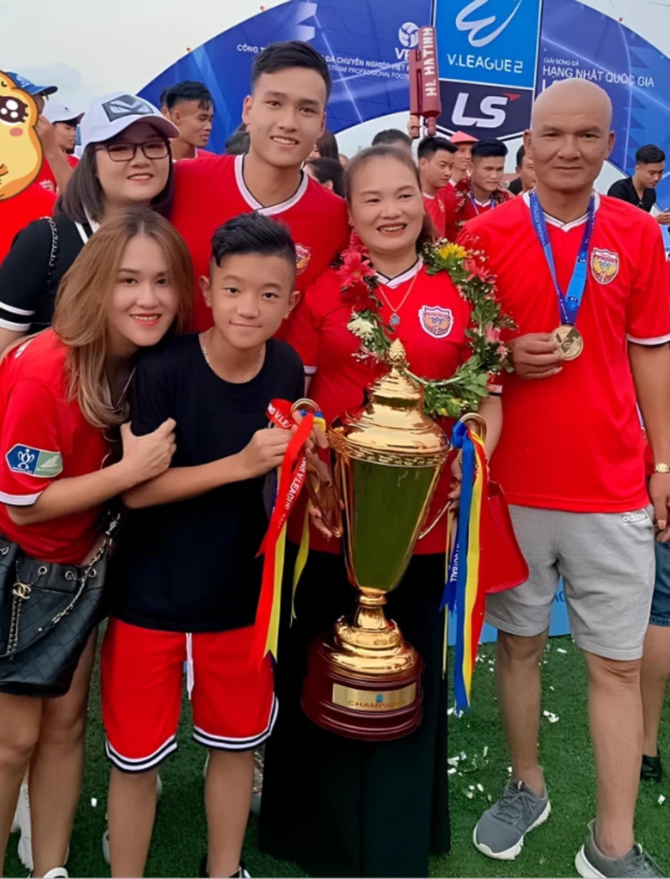 Mẹ trung vệ Việt Anh khóc khi thấy con đổ máu trên sân - Báo TinVina Mẹ trung vệ Việt Anh khóc khi thấy con đổ máu trên sân - Báo TinVina