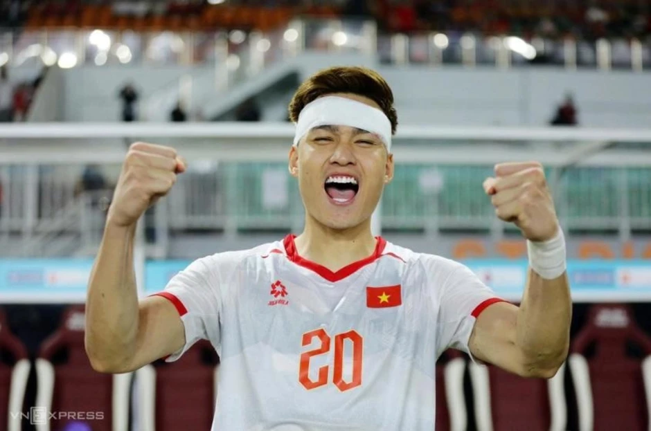 Mẹ trung vệ Việt Anh khóc khi thấy con đổ máu trên sân - Báo TinVina Mẹ trung vệ Việt Anh khóc khi thấy con đổ máu trên sân - Báo TinVina