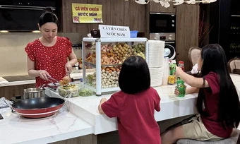 Mở quán vỉa hè trong bếp, 'bán hàng' cho con