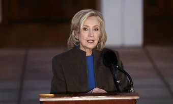 Một đời vất vả vì chồng của bà Hillary Clinton