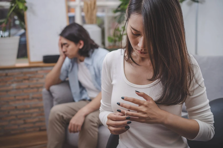 Mùi nước hoa trên người vợ lúc nửa đêm hé lộ sự thật khiến tôi bàng hoàng Mùi nước hoa trên người vợ lúc nửa đêm hé lộ sự thật khiến tôi bàng hoàng