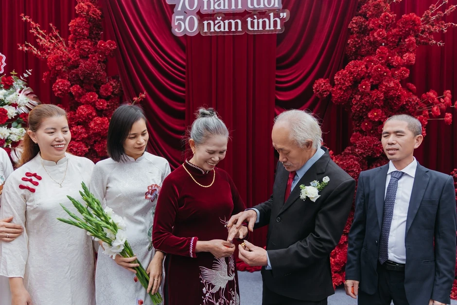 Nên duyên nhờ mai mối, cặp đôi 70 tuổi tổ chức đám cưới vàng sau nửa thế kỷ Nên duyên nhờ mai mối, cặp đôi 70 tuổi tổ chức đám cưới vàng sau nửa thế kỷ