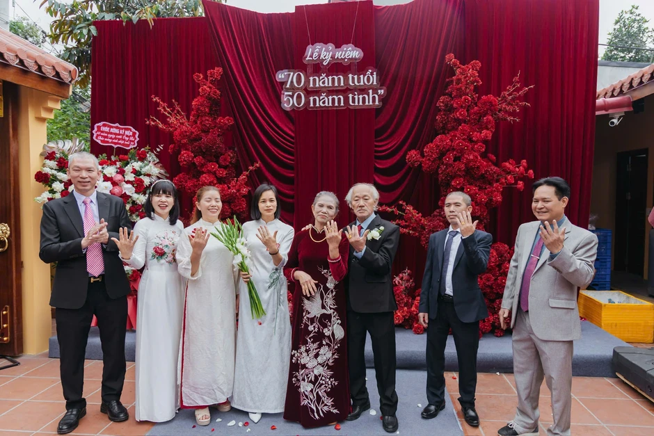 Nên duyên nhờ mai mối, cặp đôi 70 tuổi tổ chức đám cưới vàng sau nửa thế kỷ Nên duyên nhờ mai mối, cặp đôi 70 tuổi tổ chức đám cưới vàng sau nửa thế kỷ