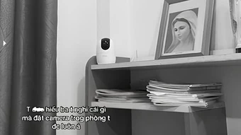 Nghẹt thở vì cha mẹ 'quan tâm' bằng camera giám sát