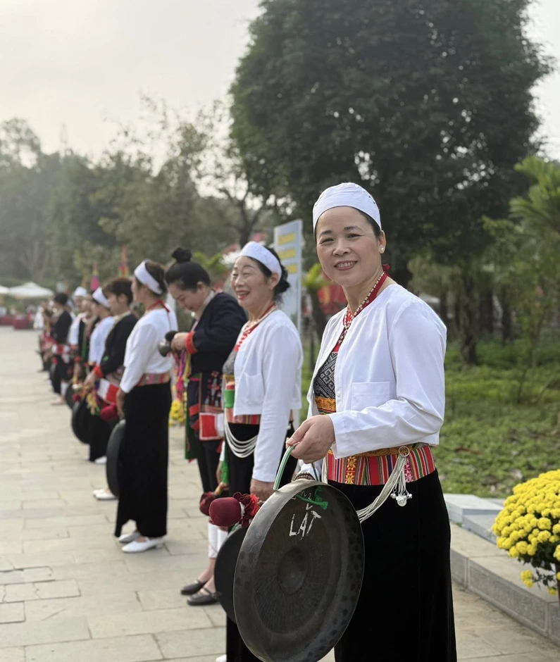 Nghi lễ đặc biệt ở Ba Vì: Thiện nam - thiện nữ lấy nước thiêng lúc nửa đêm Nghi lễ đặc biệt ở Ba Vì: Thiện nam - thiện nữ lấy nước thiêng lúc nửa đêm