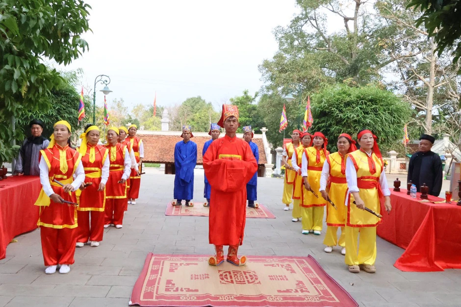 Nghi lễ đặc biệt ở Ba Vì: Thiện nam - thiện nữ lấy nước thiêng lúc nửa đêm Nghi lễ đặc biệt ở Ba Vì: Thiện nam - thiện nữ lấy nước thiêng lúc nửa đêm