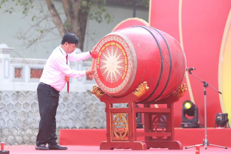 Nghi lễ đặc biệt ở Ba Vì: Thiện nam - thiện nữ lấy nước thiêng lúc nửa đêm Nghi lễ đặc biệt ở Ba Vì: Thiện nam - thiện nữ lấy nước thiêng lúc nửa đêm