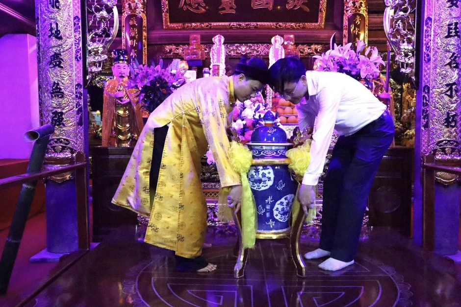 Nghi lễ đặc biệt ở Ba Vì: Thiện nam - thiện nữ lấy nước thiêng lúc nửa đêm Nghi lễ đặc biệt ở Ba Vì: Thiện nam - thiện nữ lấy nước thiêng lúc nửa đêm