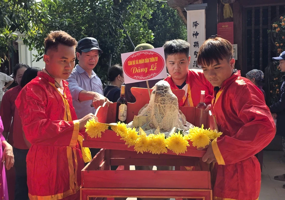 Nghi lễ đặc biệt ở Ba Vì: Thiện nam - thiện nữ lấy nước thiêng lúc nửa đêm Nghi lễ đặc biệt ở Ba Vì: Thiện nam - thiện nữ lấy nước thiêng lúc nửa đêm