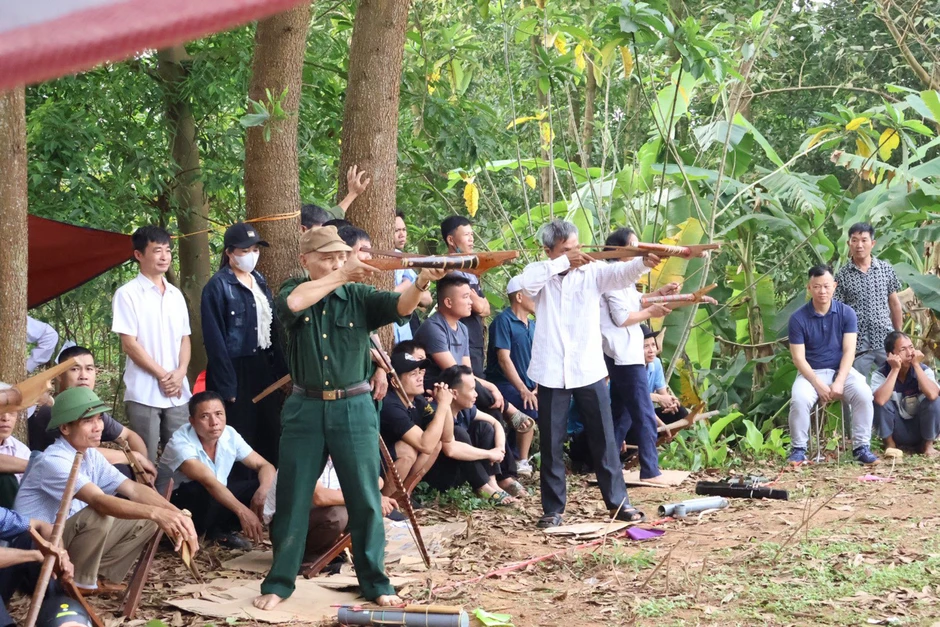 Nghi lễ đặc biệt ở Ba Vì: Thiện nam - thiện nữ lấy nước thiêng lúc nửa đêm Nghi lễ đặc biệt ở Ba Vì: Thiện nam - thiện nữ lấy nước thiêng lúc nửa đêm