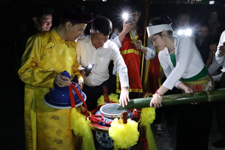 Nghi lễ đặc biệt ở Ba Vì: Thiện nam - thiện nữ lấy nước thiêng lúc nửa đêm Nghi lễ đặc biệt ở Ba Vì: Thiện nam - thiện nữ lấy nước thiêng lúc nửa đêm