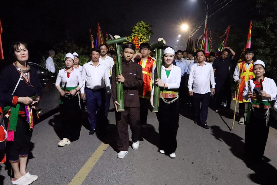 Nghi lễ đặc biệt ở Ba Vì: Thiện nam - thiện nữ lấy nước thiêng lúc nửa đêm Nghi lễ đặc biệt ở Ba Vì: Thiện nam - thiện nữ lấy nước thiêng lúc nửa đêm