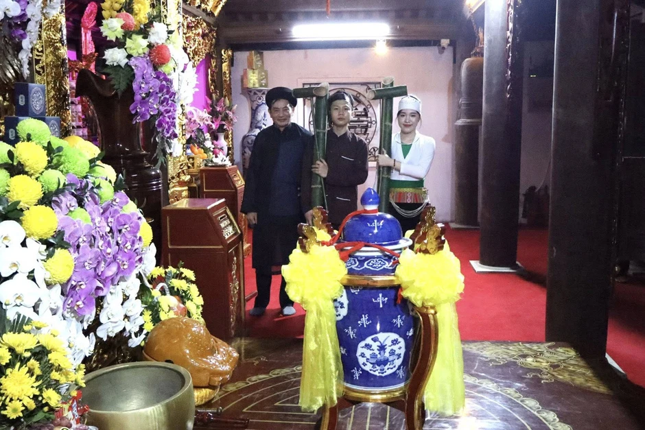 Nghi lễ đặc biệt ở Ba Vì: Thiện nam - thiện nữ lấy nước thiêng lúc nửa đêm Nghi lễ đặc biệt ở Ba Vì: Thiện nam - thiện nữ lấy nước thiêng lúc nửa đêm