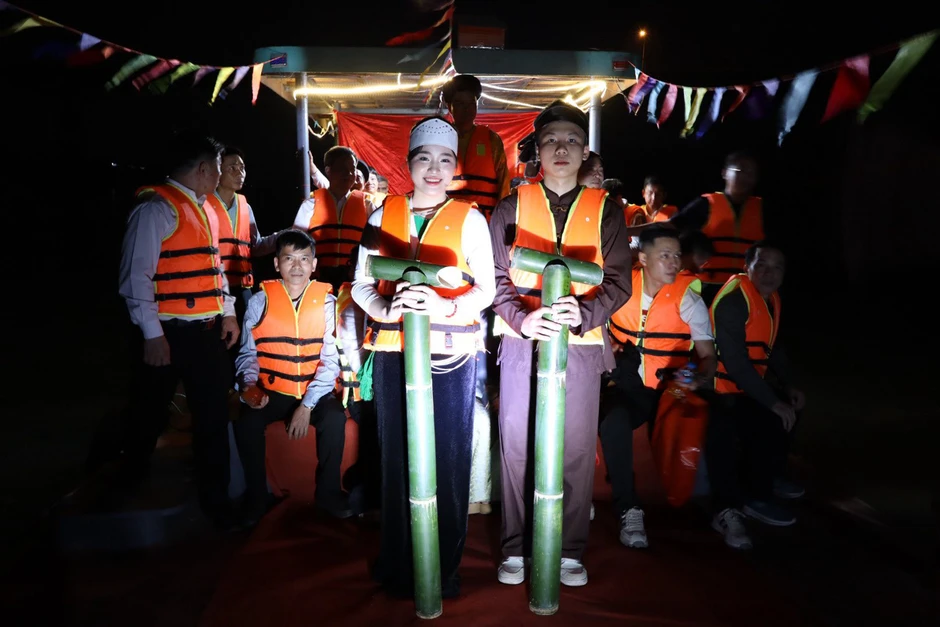 Nghi lễ đặc biệt ở Ba Vì: Thiện nam - thiện nữ lấy nước thiêng lúc nửa đêm Nghi lễ đặc biệt ở Ba Vì: Thiện nam - thiện nữ lấy nước thiêng lúc nửa đêm