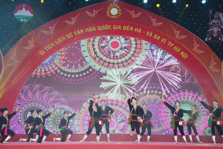Nghi lễ đặc biệt ở Ba Vì: Thiện nam - thiện nữ lấy nước thiêng lúc nửa đêm Nghi lễ đặc biệt ở Ba Vì: Thiện nam - thiện nữ lấy nước thiêng lúc nửa đêm