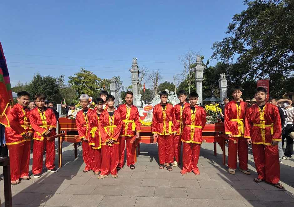 Nghi lễ đặc biệt ở Ba Vì: Thiện nam - thiện nữ lấy nước thiêng lúc nửa đêm Nghi lễ đặc biệt ở Ba Vì: Thiện nam - thiện nữ lấy nước thiêng lúc nửa đêm