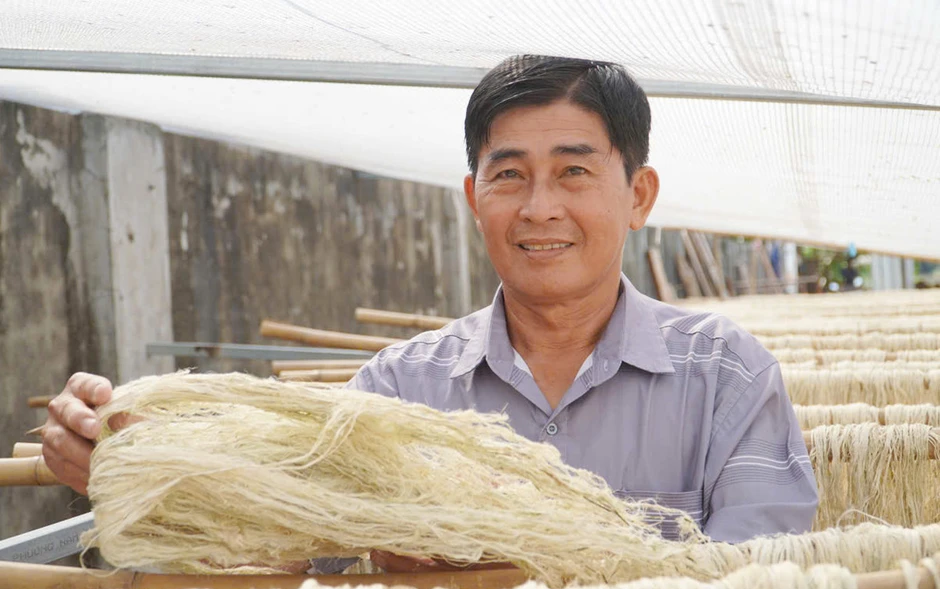 Người đàn ông Cần Thơ biến lá bỏ đi thành sợi, nông dân có thêm tiền triệu Người đàn ông Cần Thơ biến lá bỏ đi thành sợi, nông dân có thêm tiền triệu