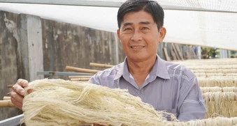 Người đàn ông Cần Thơ biến lá bỏ đi thành sợi, nông dân có thêm tiền triệu