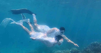 Người mẹ U.70 lặn biển ngắm san hô cùng con trai
