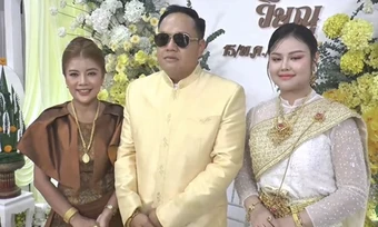 Người phụ nữ mang sính lễ cưới vợ cho chồng