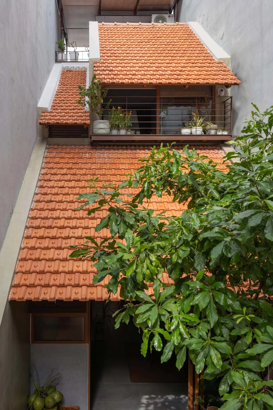Nhà ngói đỏ 77m2 nhìn 'chẳng giống ai', lọt thỏm giữa phố của vợ chồng TPHCM Nhà ngói đỏ 77m2 nhìn 'chẳng giống ai', lọt thỏm giữa phố của vợ chồng TPHCM