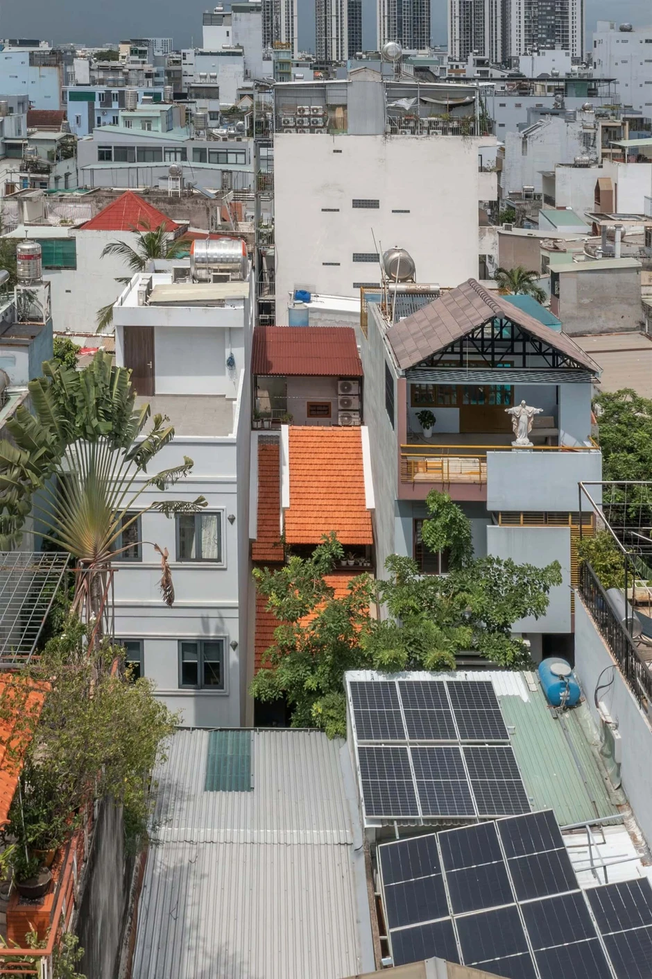 Nhà ngói đỏ 77m2 nhìn 'chẳng giống ai', lọt thỏm giữa phố của vợ chồng TPHCM Nhà ngói đỏ 77m2 nhìn 'chẳng giống ai', lọt thỏm giữa phố của vợ chồng TPHCM