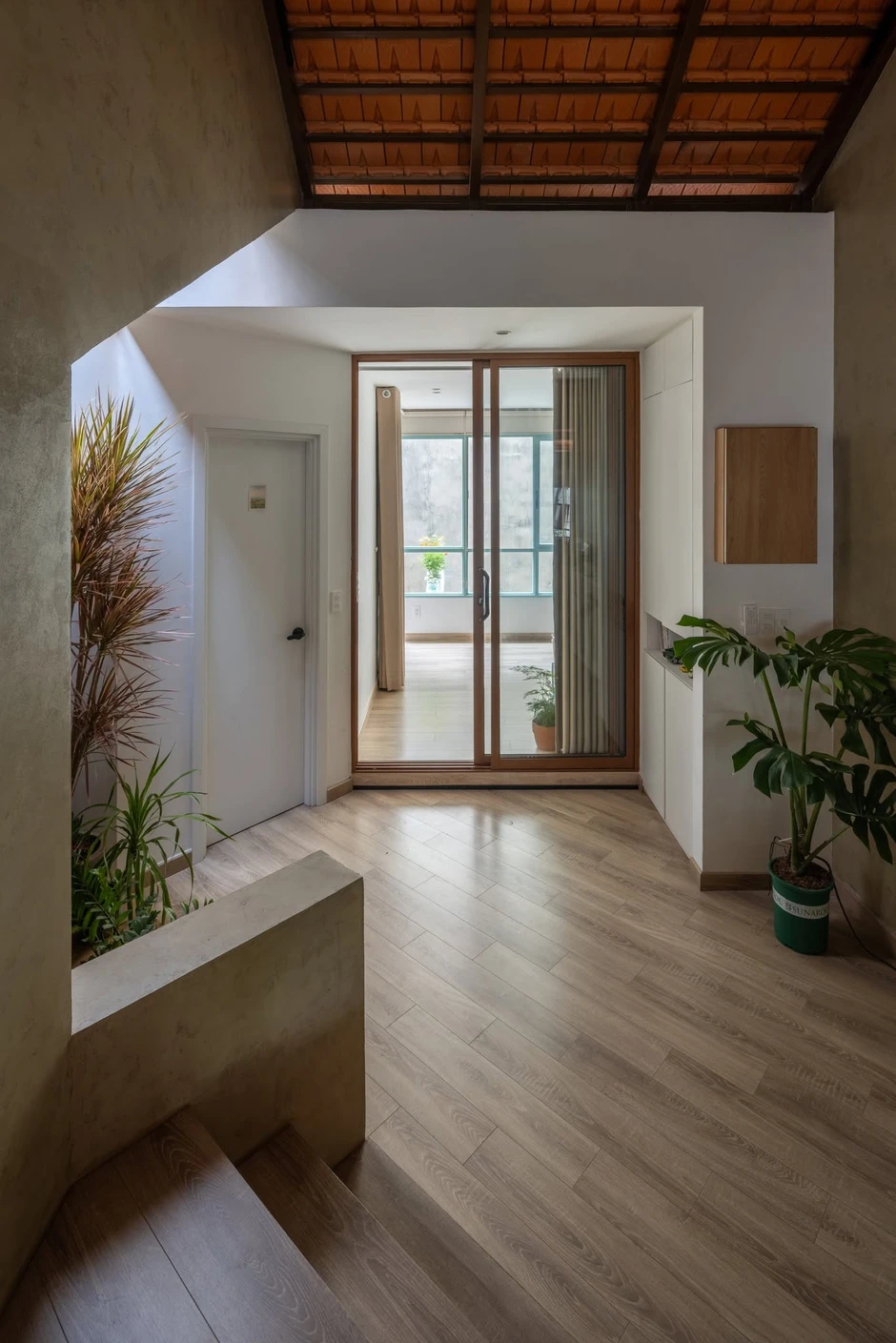 Nhà ngói đỏ 77m2 nhìn 'chẳng giống ai', lọt thỏm giữa phố của vợ chồng TPHCM Nhà ngói đỏ 77m2 nhìn 'chẳng giống ai', lọt thỏm giữa phố của vợ chồng TPHCM