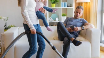 Nỗi oan 'chồng lười việc nhà' khiến phụ nữ ngại đẻ