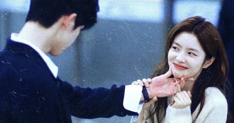Nữ đồng nghiệp 40 tuổi rủ bạn trai tôi đi chơi xa, tôi có ghen tuông vô cớ?