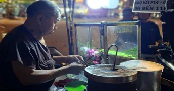 Ông lão 79 tuổi tuần 2 lần từ An Giang lên TPHCM bán bánh đêm vì lý do đặc biệt