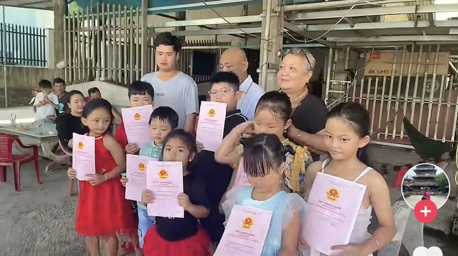 'Phát sốt' clip người bà giản dị ở TP.HCM cầm xấp sổ đỏ chia đều cho 10 cháu nội ngoại