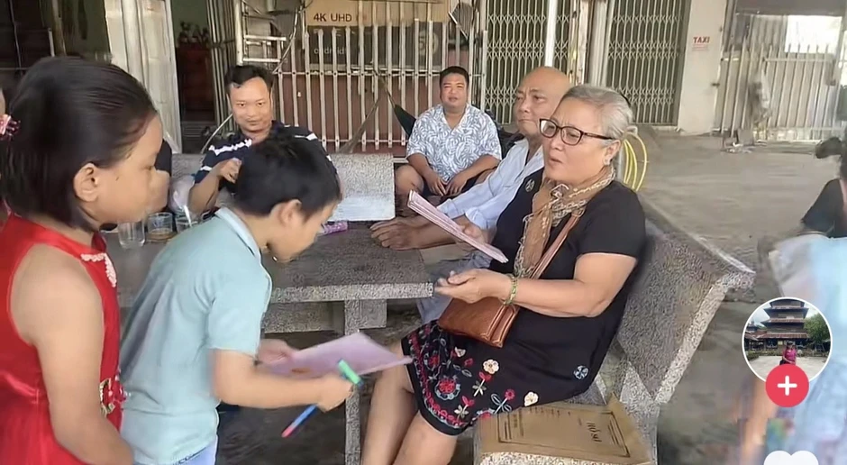 'Phát sốt' clip người bà giản dị ở TP.HCM cầm xấp sổ đỏ chia đều cho 10 cháu nội ngoại