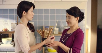 Sinh nhật mẹ chồng, con dâu đuổi khách đòi "tiễn" cả bố mẹ về quê