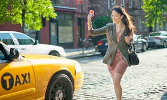 Thuyết 'hẹn hò taxi': Đàn ông chỉ cưới người đúng thời điểm