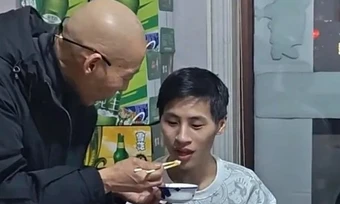 Tìm được cha ruột sau 25 năm lạc ở ga tàu