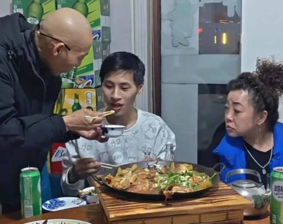 Tìm được cha ruột sau 25 năm lạc ở ga tàu